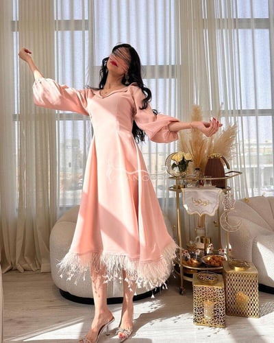 كوليكشن العيد بلون وردي بكلفة ريش أنيق