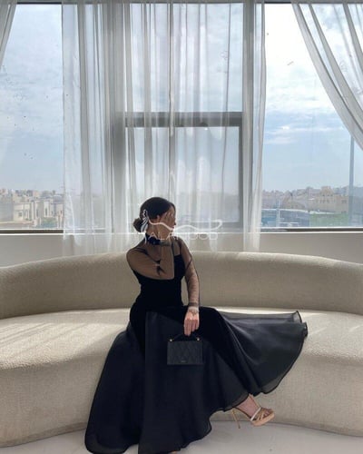 فستان ناعم مخملي بتصميم عصري أنيق