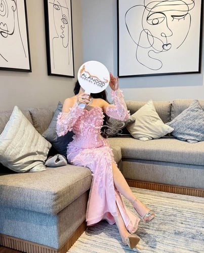 فستان ملاك الوردي بتفاصيل مميزة