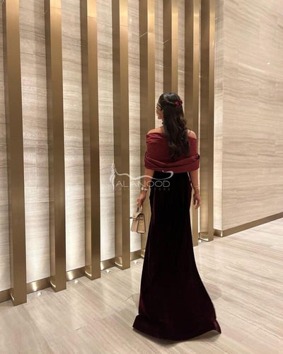 فستان مخمل أحمر عنابي بأكتاف مكشوفة