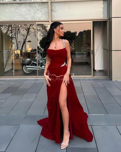 فستان سهرة أحمر غامق بخامة مخمل بتصميم أنيق ومميز