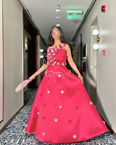 فستان سهرة فوشي طويل مزين بالورد