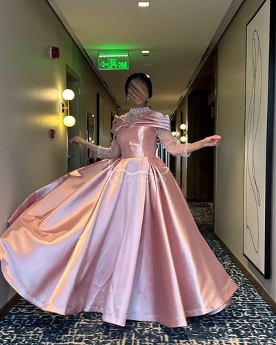 فستان سهرة وردي لامع بتصميم أنيق