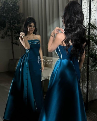 فستان سهرة ماسك بلون بترولي بتصميم عصري فخم