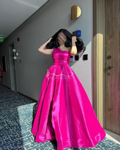 فستان سهرة فوشي راقي بتصميم أنيق ولامع