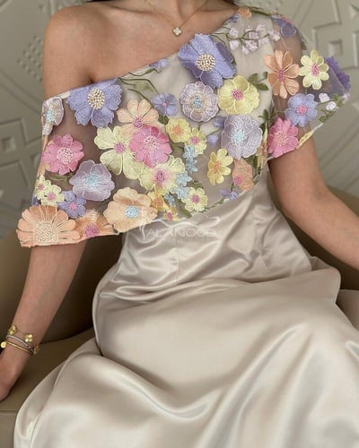 فستان كريمي فاخر بتصميم مميز