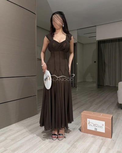 فستان بني أنيق للعيد بتصميم عصري فخم