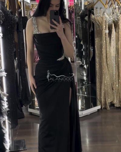 فستان سهرة جريئ بتطريز كرستال فاخر ومميز بتصميم أن...