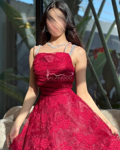 فستان فوشي بخامة دانتيل بتصميم أنيق