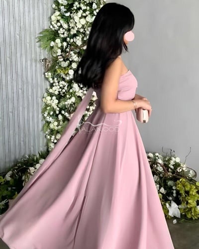 فستان أنيق بشال ناعم بتصميم عصري