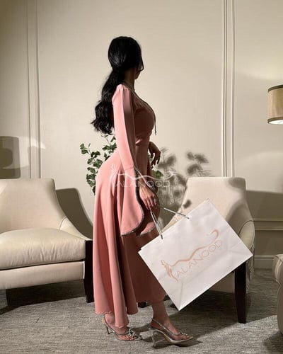 فستان نور ناعم مطرز الصدر بالكرستال بلون وردي وعود...