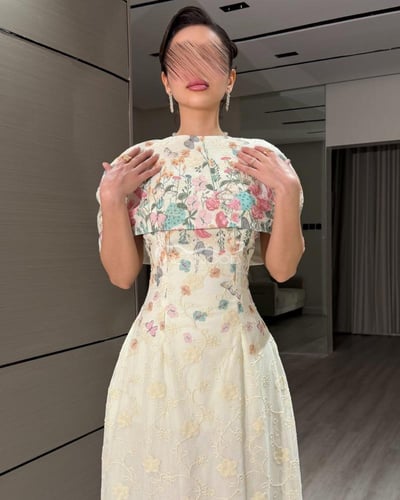 فستان سكري انيق بكلفة زهور فريد بتصميم ساحر