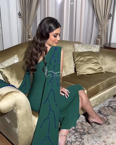 فستان زمردي ماسك مطرز يدوي من الخلف بتصميم عصري