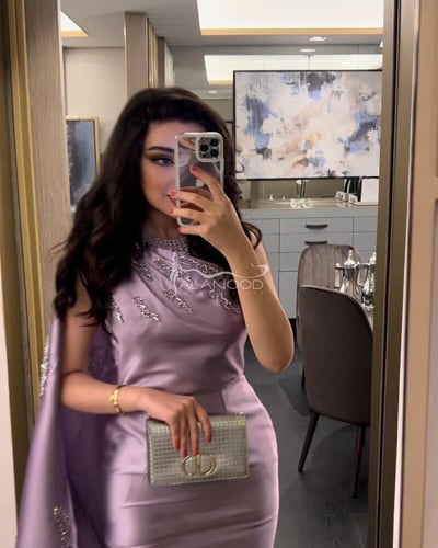 فستان سهرة موف فاتح مع شال مطرز كرستال أنيق