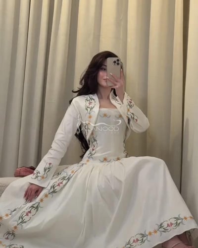 فستان سكري انيق بكلفة زهور فريد بتصميم ساحر