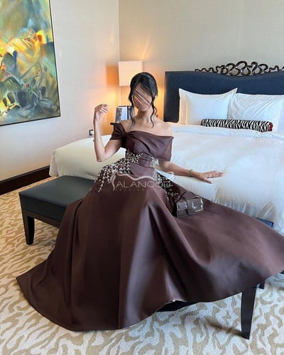 فستان سهرة بني كلوش طويل مطرز ذهبي فاخر