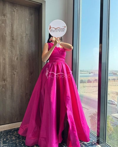 فستان سهرة فوشي راقي بتصميم أنيق ولامع
