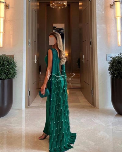 فستان سهرة زمردي مزين بالريش