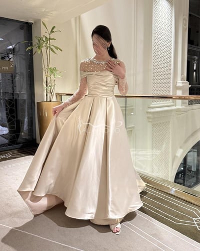 فستان مناسبات مرصع كرستال فخم بتصميم أنيق