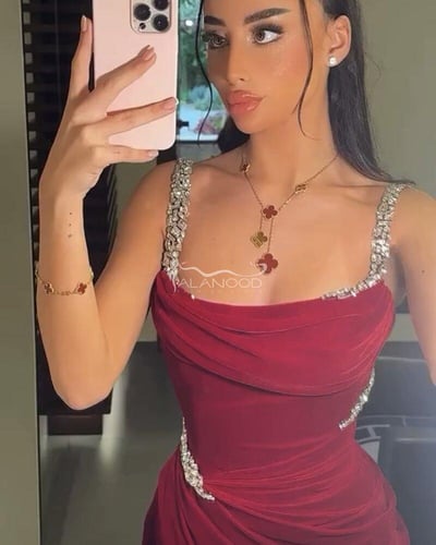 فستان سهرة أحمر غامق بخامة مخمل بتصميم أنيق ومميز