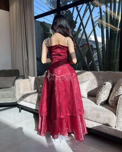 فستان فوشي بخامة دانتيل بتصميم أنيق