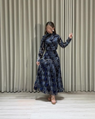 فستان العنود – كوليكشن 2026 بتصميم لامع وأنيق