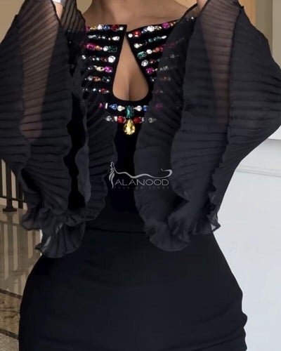 فستان سهرة اسود باكمام واسعة بتطريز ملون