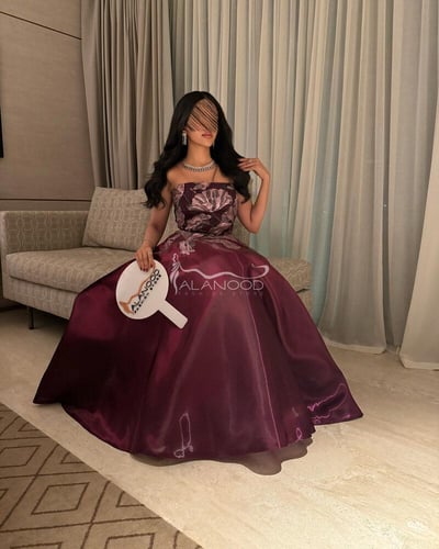 فستان جنى المطرز بلون برغندي أنيق