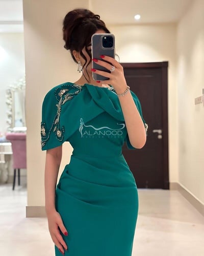 فستان ناعم بلون أخضر كلفة مطرزة كرستال شك بتصميم ع...