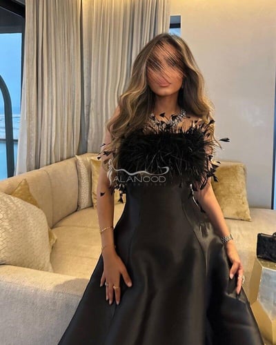 فستان أسود ريش