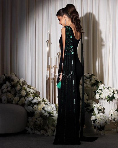 فستان مناسبات اسود مطرز بلون أخضر أنيق