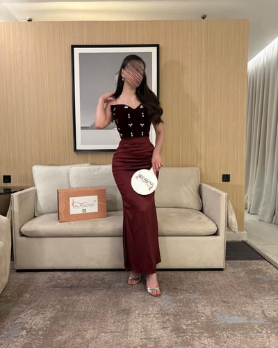 فستان سهرة بلون عودي مخمل مطرز بأكتاف مكشوفة