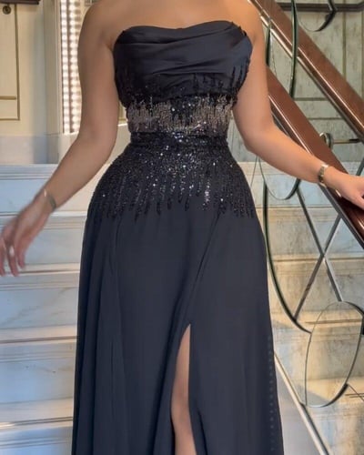 فستان اسود طويل مع شك من الخصر