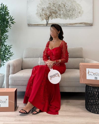 فستان احمر مورد بأكمام