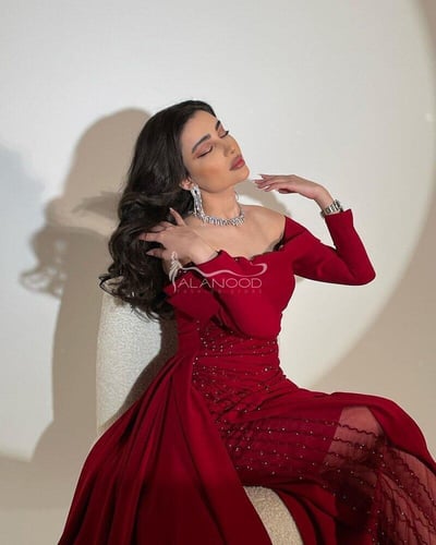 فستان أحمر غامق مطرز كرستال فصوص بتصميم عصري فخم