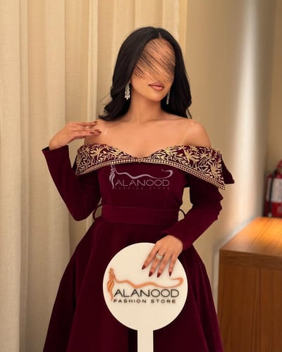 فستان عنود بلون عودي مخمل مطرز بأكتاف مكشوفة