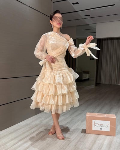 فستان بيج لامع طبقات بتصميم عصري متجدد