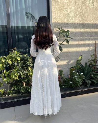 فستان دانتيل طويل بتصميم أنيق ومميز بأكمام طويلة