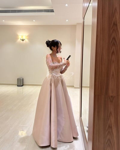 فستان سهره لحمي بتطريز لؤلؤ