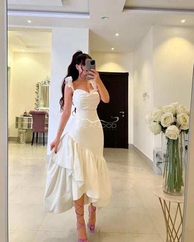 فستان أنيق ميدي بتفاصيل فاخرة