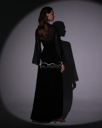 فستان أسود ناعم للأعياد بتصميم متقن