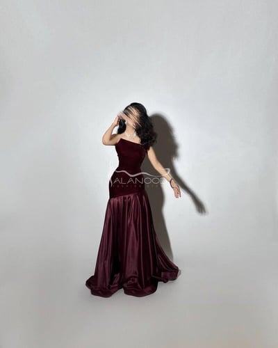 فستان مخمل ترند الموسم بلون عنابي بأكتاف مكشوفة بت...