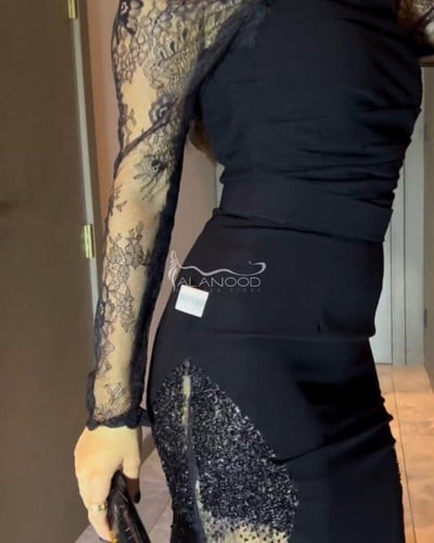 فستان سهرة جريئ وفخم بخامة دانتيل مطرز بكرستال الا...