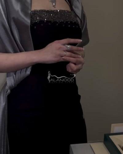 فستان سهرة أسود بشت رصاصي بتطريز على الصدر مميز