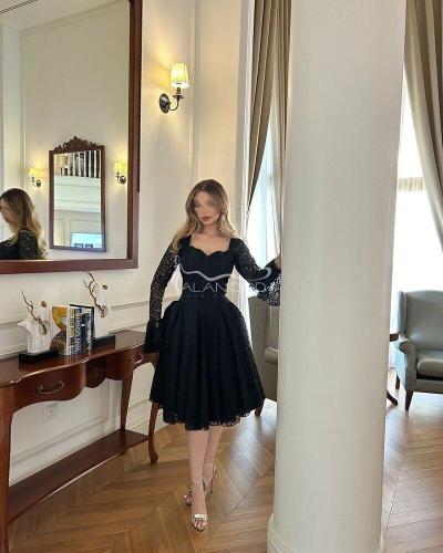 فستان لميس الأسود الأنيق