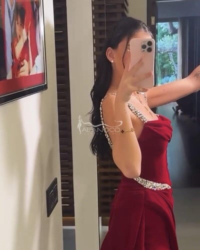 فستان سهرة أحمر غامق بخامة مخمل بتصميم أنيق ومميز