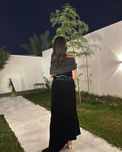 فستان مخمل أحمر عنابي بأكتاف مكشوفة