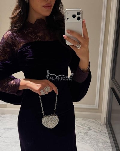 فستان رزان مخملي أنيق بلون بيذنجاني غامق بتصميم فا...