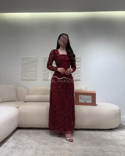 فستان سهرة بلون عودي فاتح بتطريز لامع