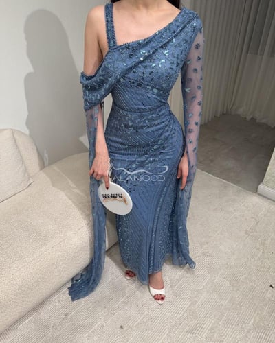 فستان سهرة سماوي مزخرف بأكمام شفافة ومزين بالتفاصي...